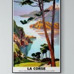Affiche vintage de la Corse, paysage coloré avec mer, montagnes et pins. Parfaite décoration pour am.