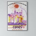Affiche vintage du Festival de Cannes 1951, illustrant la ville avec un style artistique coloré et r.