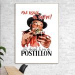 Affiche vintage humor vin Postillon, illustration d'une femme dégustant un verre de vin rouge avec u.