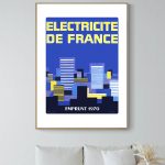 Affiche vintage sur l'électricité en France, datant de 1970, avec un design rétro de bâtiments urbai.
