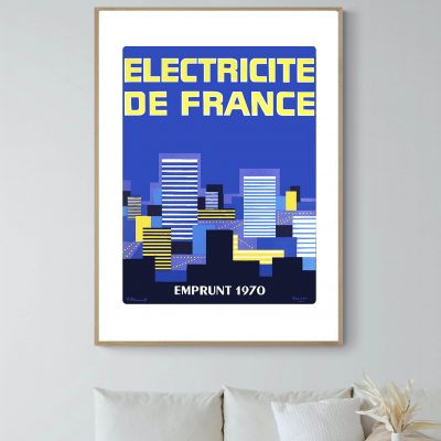Affiche vintage sur l'électricité en France, datant de 1970, avec un design rétro de bâtiments urbai.