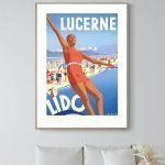 Affiche vintage représentant une scène de plage à Engelberg, Suisse, avec une athlète en maillot rou.