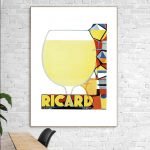Balcon d'un verre de Ricard avec design coloré.