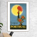 Panneau vintage "Bonjour Portugal" avec coq coloré, style rétro, décor mural, Lisbonne, affiche mura.