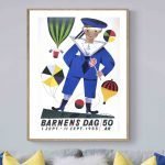 Affiche vintage suédoise pour la fête de Barnens Dag, 1955, avec un marin coloré.