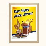 Panneau rétro Nesquik avec lapin et verre de chocolat chaud.