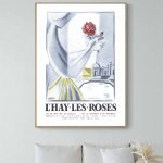 Affiche vintage représentant une femme tenant une rose rouge à L'Hay-les-Roses.