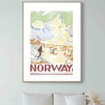 Affiche vintage de style norvégien avec scène de montagne et gendarmerie.