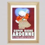 Affiche vintage de bière Ardenne, illustrant une pin-up avec une bière, dans un style rétro.
