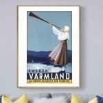 Affiche vintage de Värmland, Suède, avec une femme en costume traditionnel jouant du trombone.