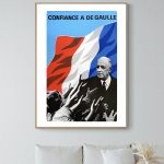 Affiche vintage de Charles de Gaulle avec drapeau français, style rétro et patriotique.