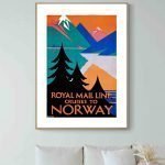 Affiche vintage de style gendarmerie, illustrant une scène de voyage en Norvège avec montagnes et na.