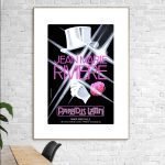 Affiche vintage du Moulin Rouge avec chapeau blanc et rose.