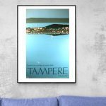 Affiche vintage de Tampere, Finlande, représentant un lac avec paysage urbain.