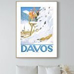 Affiche vintage Davos hiver, scène de ski avec skieurs et station alpine, style rétro.