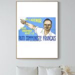 Affiche vintage avec un portrait d'un homme pointant vers la droite, slogan politique en français.