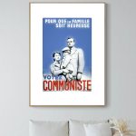 Affiche vintage avec slogan "Pour que la famille soit heureuse" et appel à voter communiste, style r.