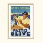 Affiche vintage de Pastis Olive avec homme buvant un pastis près de la mer.
