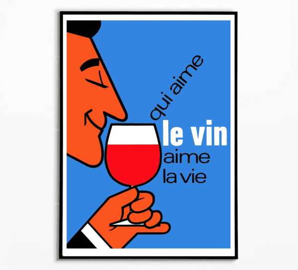 Balcon d'une personne appréciant un verre de vin rouge.