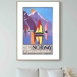 Affiche vintage de style norvégien avec une scène de montagne et des voiliers colorés, évoquant la N.