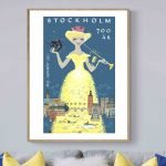 Affiche vintage Stockholm avec illustration d'une femme en robe jaune, chat noir et paysage urbain.