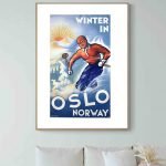 Affiche vintage représentant une scène de gendarmerie en Norvège, style rétro avec couleurs vives et.