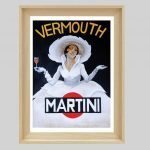 Affiche vintage Martini Vermouth avec femme élégante et verre à cocktail.
