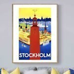 Affiche vintage de Stockholm avec le phare de Swegen, vue colorée de la ville et du port.