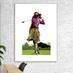 Vendeuse de golf vintage en style rétro, portant une robe élégante et un chapeau, tenant un club de.