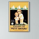 Affiche vintage Petit Bateau avec deux enfants en maillot, évoquant l'enfance et la mode rétro.