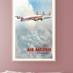 Affiche vintage Air Algérie avec avion dans le ciel.