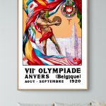 Affiche vintage de l'Olympiade d'Anvers 1920, illustrant un athlète grec avec drapeaux et symboles o.