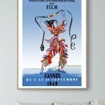 Affiche vintage du Festival de Cannes 1949, illustrant une femme avec un ruban coloré, évoquant l'él.