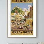 Affiche vintage de Moulay Idriss, ville sainte du Djebel Zehroun, avec scène animée et architecture.