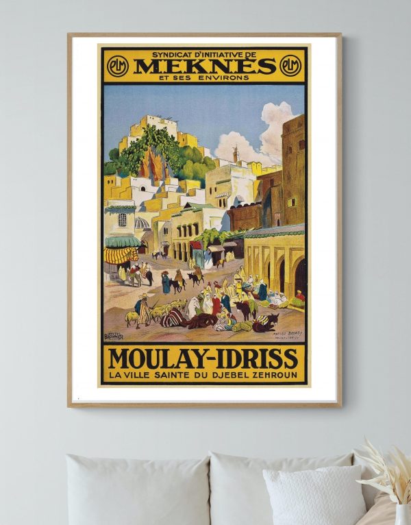 Affiche vintage de Moulay Idriss, ville sainte du Djebel Zehroun, avec scène animée et architecture.