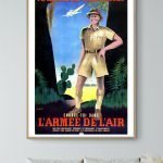 Affiche vintage de recrutement de l'Armée de l'Air avec une femme pilote en uniforme.