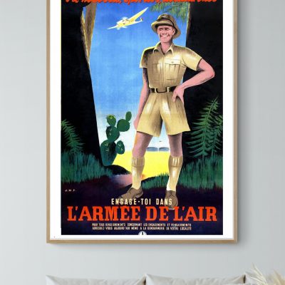 Affiche vintage de recrutement de l'Armée de l'Air avec une femme pilote en uniforme.
