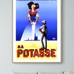 Affiche vintage "Sa Potasse" représentant une scène alsacienne avec une femme et un enfant.