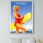 Affiche vintage d'une surfeuse à Hossegor avec planche de surf jaune, style années 50.