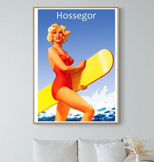 Affiche vintage d'une surfeuse à Hossegor avec planche de surf jaune, style années 50.