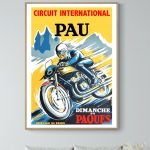 Affiche vintage du Grand Prix Comminges, Saint Gaudens, 1947, avec un pilote de moto en action.