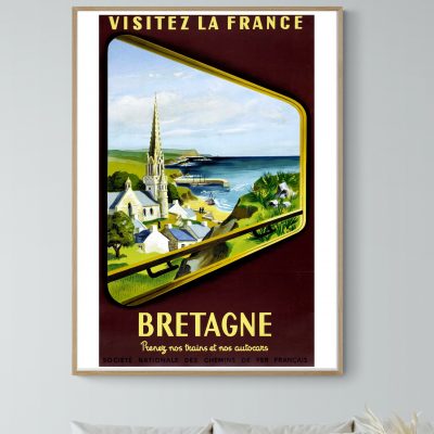 Affiche vintage Bretagne avec vue sur la mer et paysage côtier.