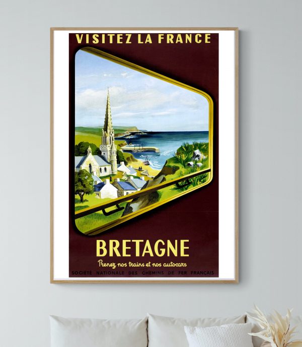 Affiche vintage Bretagne avec vue sur la mer et paysage côtier.