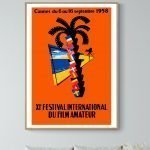 Affiche vintage du Festival de Cannes 1958 avec palmier et drapeaux.