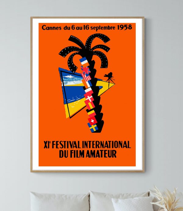 Affiche vintage du Festival de Cannes 1958 avec palmier et drapeaux.