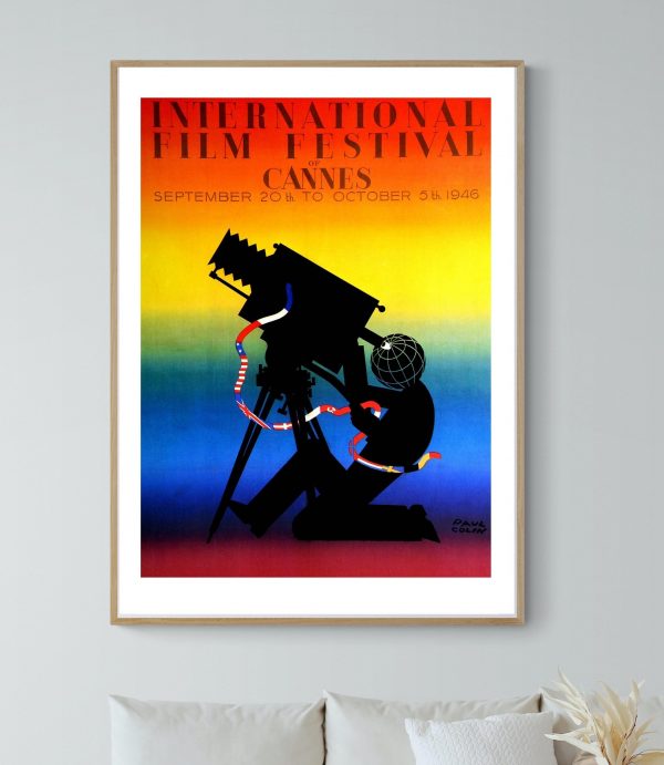 Affiche vintage du Festival de Cannes 1946 avec un design coloré et un filmographe stylisé.