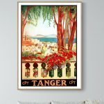 Affiche vintage de Tanger avec vue sur la ville et la mer, entourée de végétation et de fleurs rouge.
