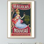 Affiche vintage pour le Beaujolais Nouveau, avec une femme élégante tenant une bouteille de vin.
