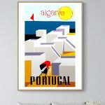 Affiche vintage de l'Algarve, Portugal, avec vue stylisée des bâtiments et du soleil.
