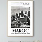 Affiche vintage de Moulay Idriss, ville sainte au Maroc, avec paysages montagneux et architecture tr.